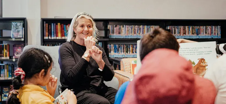 auslan in library.png