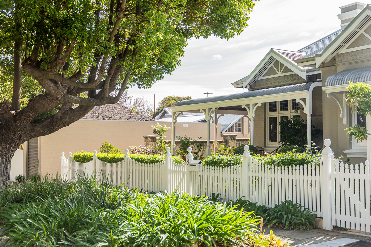Old-house-with-white-fence-and-pretty-garden.jpg